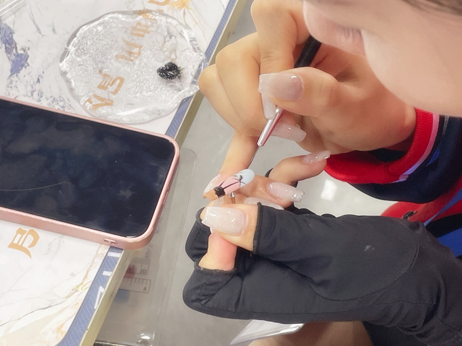 甲片的材质和使用时间限制？南宁美甲进修深造培训