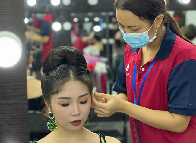 广西学化妆造型：复古礼服造型