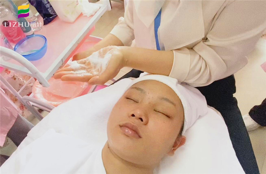 妆前如何护肤？南宁化妆美容学校分享