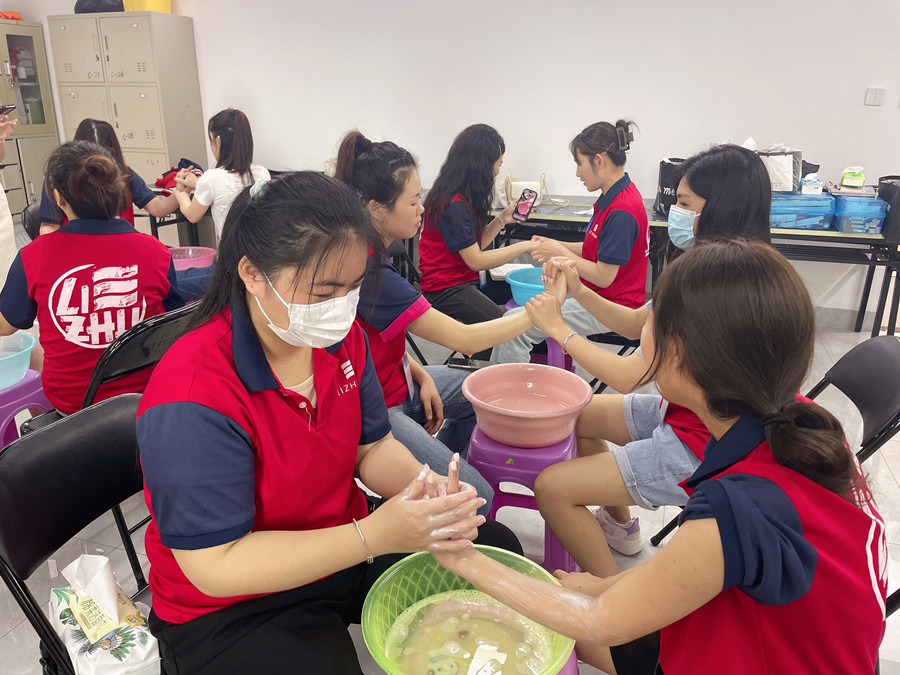 南宁美甲护理：指甲为什么会出现白点和竖线？