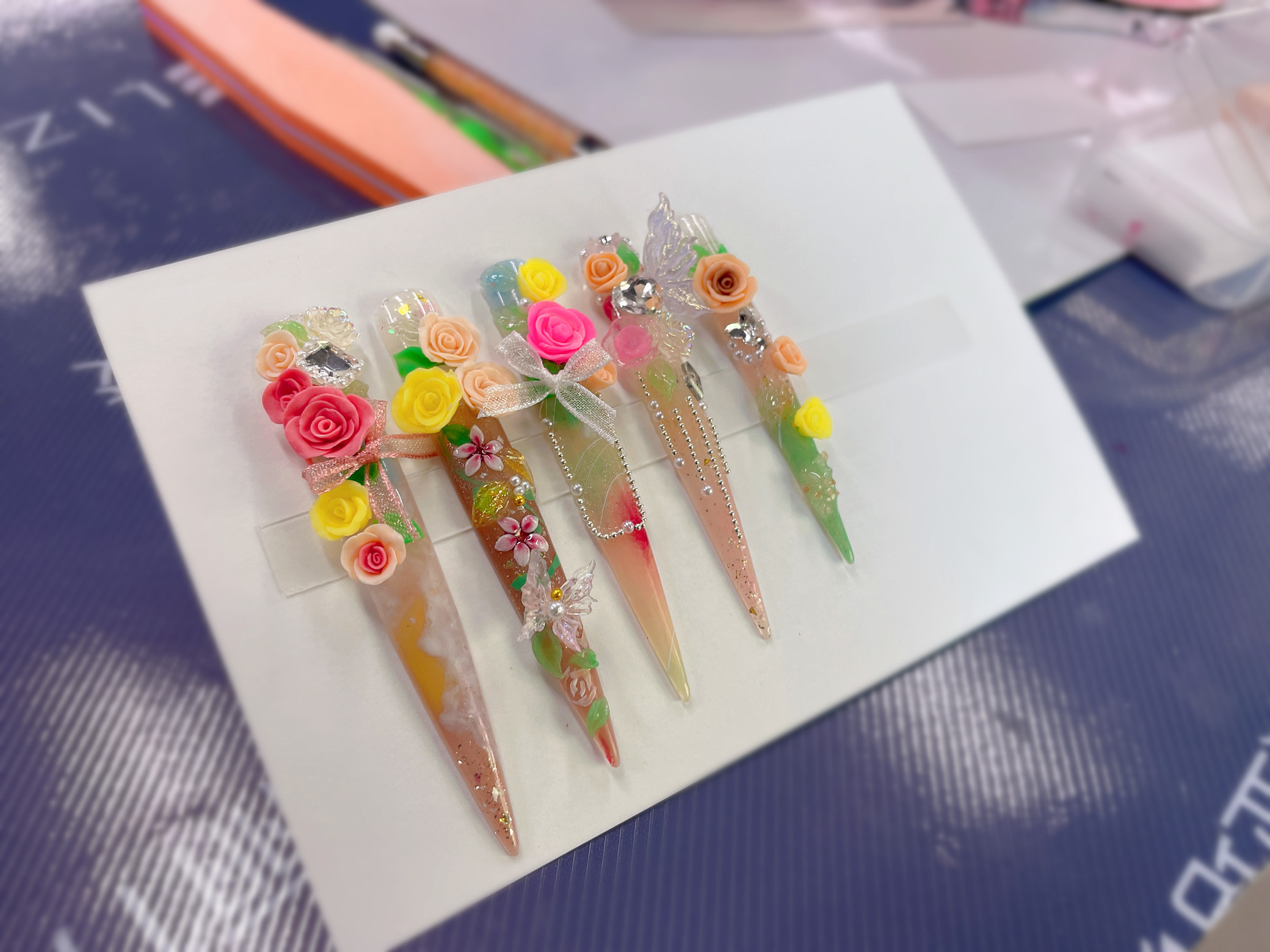 雕花美甲《玫瑰的故事》| 广西美甲造型进修培训