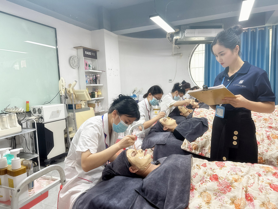 广西美容护肤管理培训班面部敷软膜考核现场