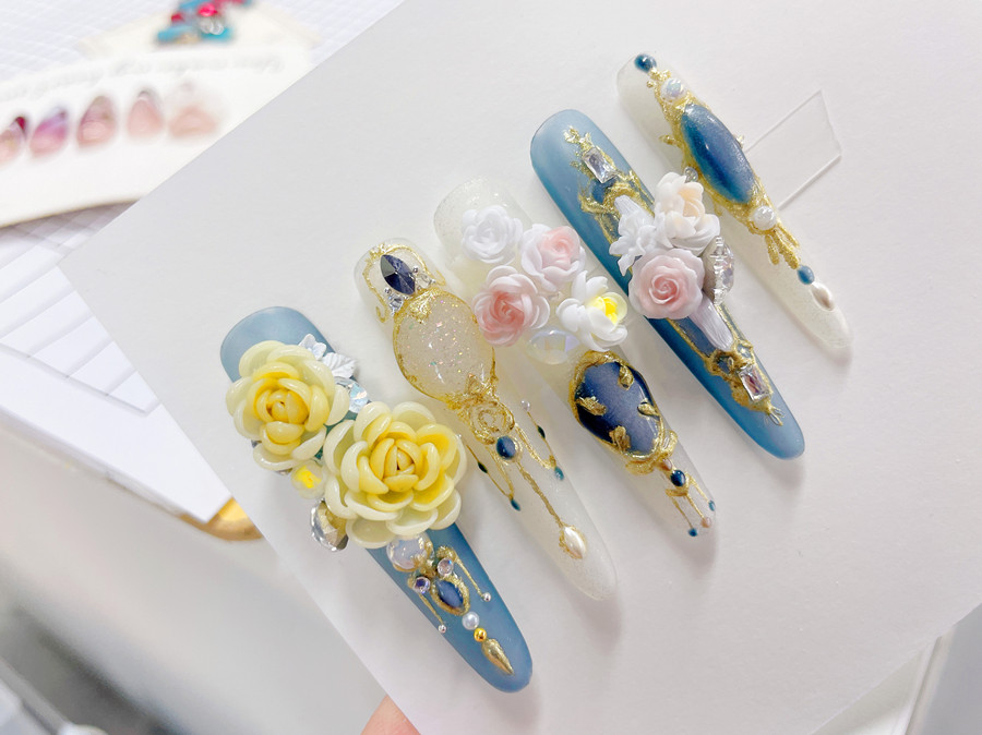 没基础学美甲学员作品：雕花线条美甲