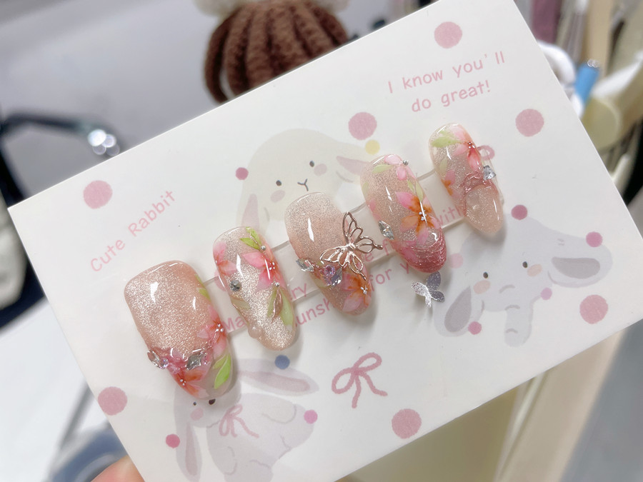 春日猫眼彩绘美甲，南宁美甲店推荐网红款作品