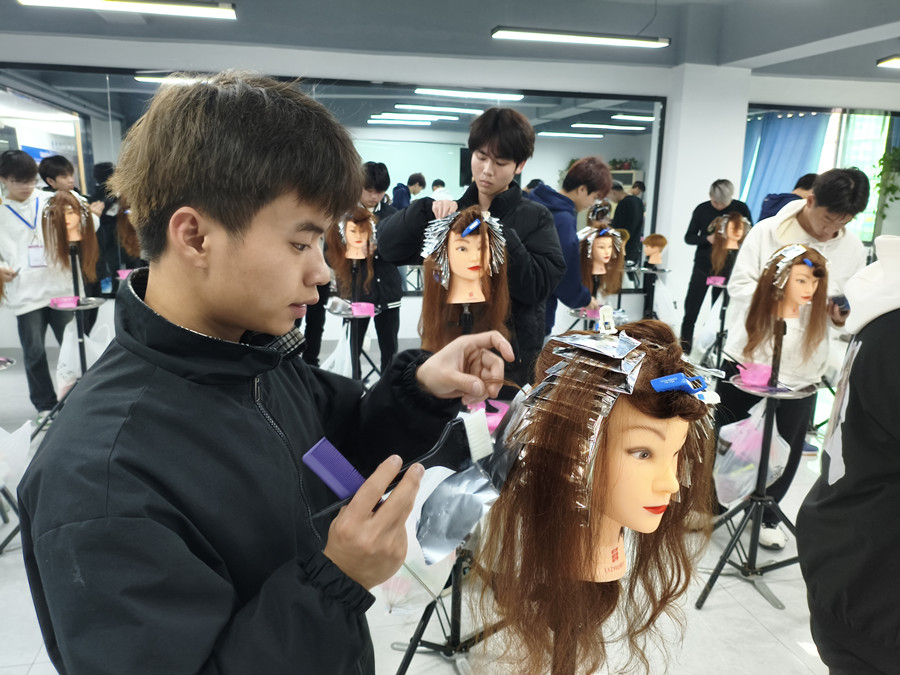 南宁染发训练：挑染锡纸包裹技术课