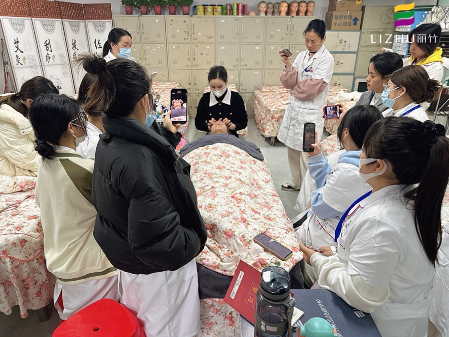 广西皮肤管理专业教学：面部拨筋常用技法