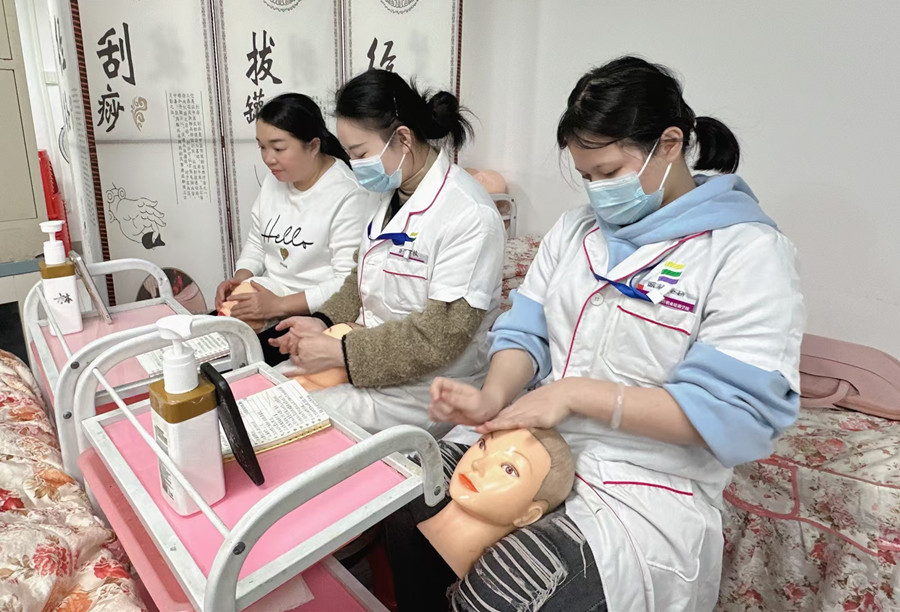 广西美容护肤基础教学：假头模+实操练习