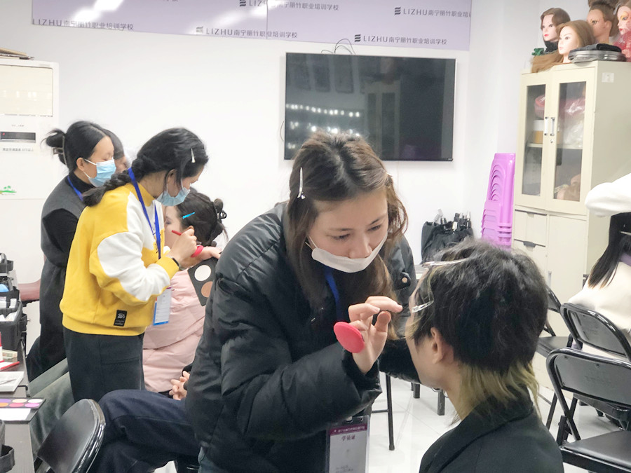广西化妆基础短期：零基础学化妆入门学什么？