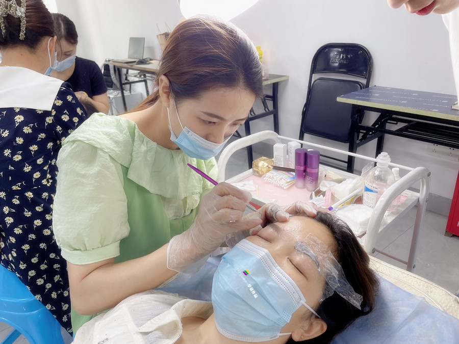 南宁教纹绣：如何掌握纹绣上色的时间？