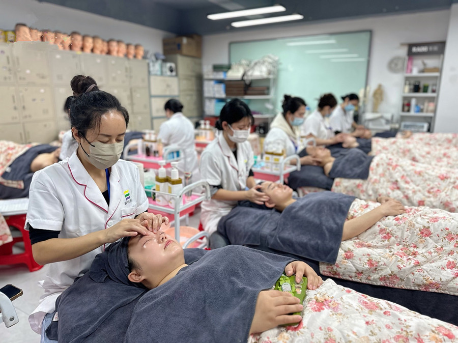 南宁美容师职校：面部手法随堂检测
