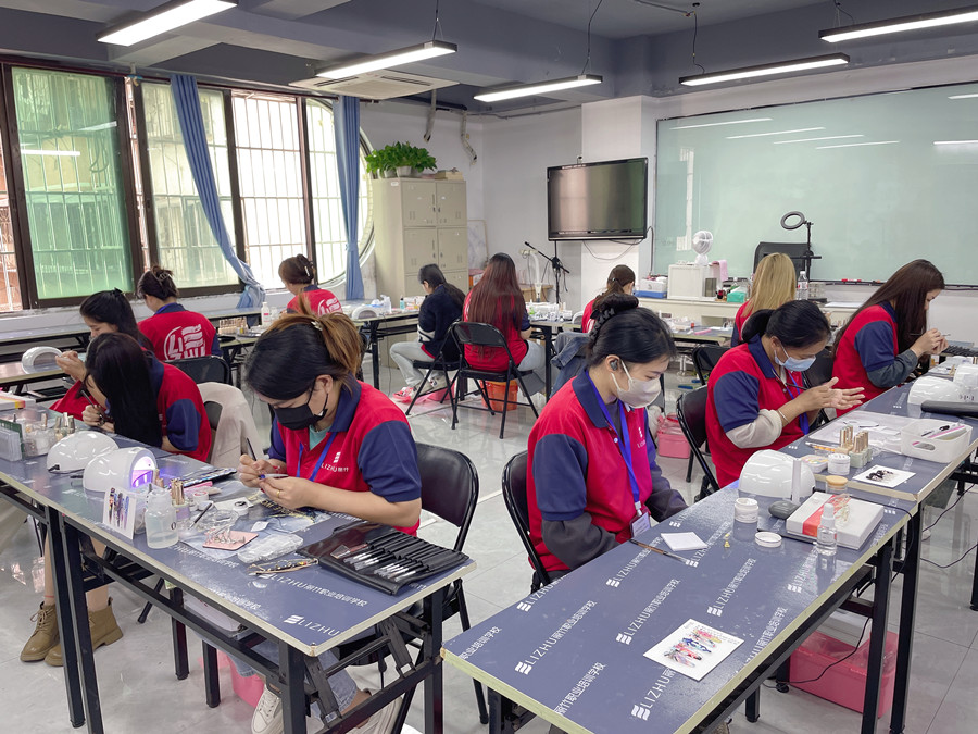  镜面感蕾丝美甲，广西美甲深造提升课作品