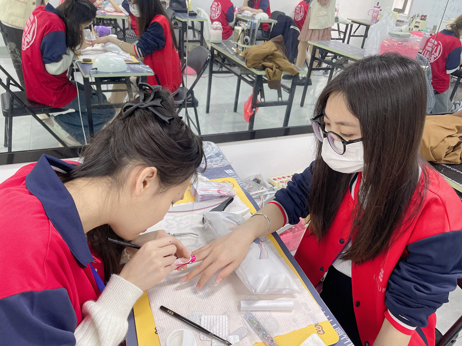 光疗美甲进气泡怎么办？南宁美甲课件讲解