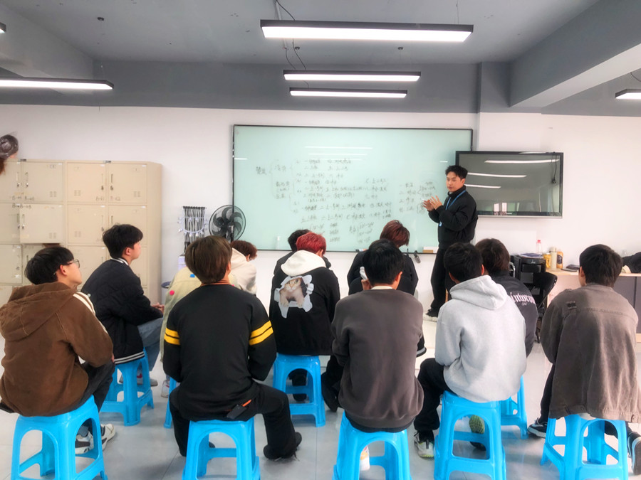 广西烫发专业教案：如何正确盖白发？