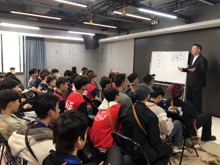 伯爵美容护肤连锁机构 | 南宁美发职校就业宣讲