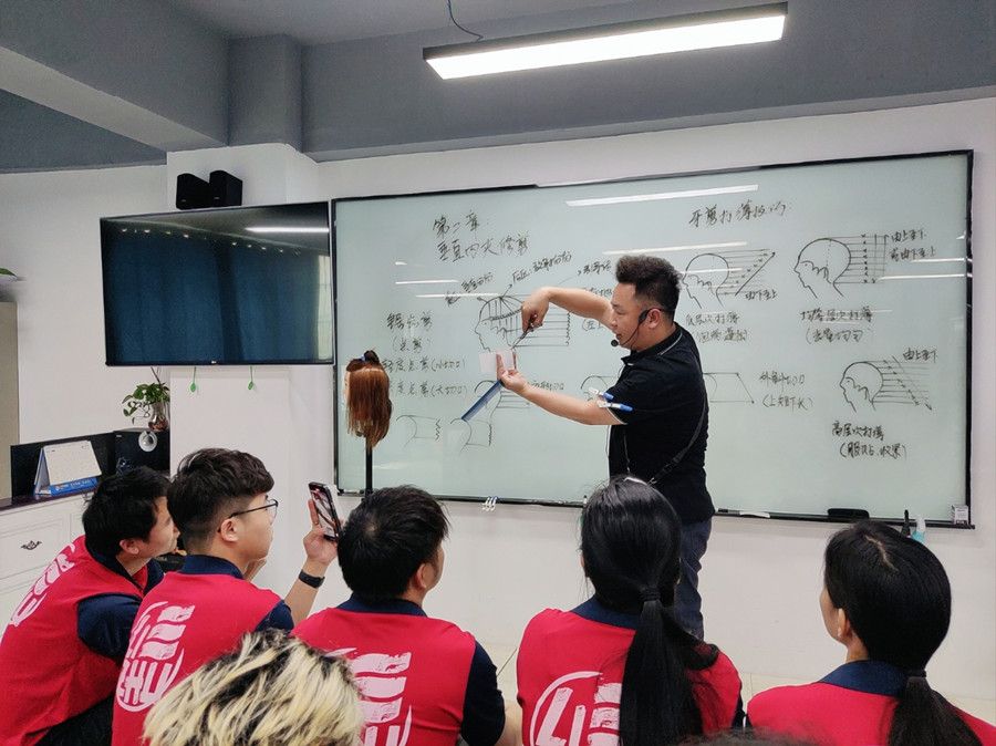 南宁培训美发新手：常用锯齿剪技巧