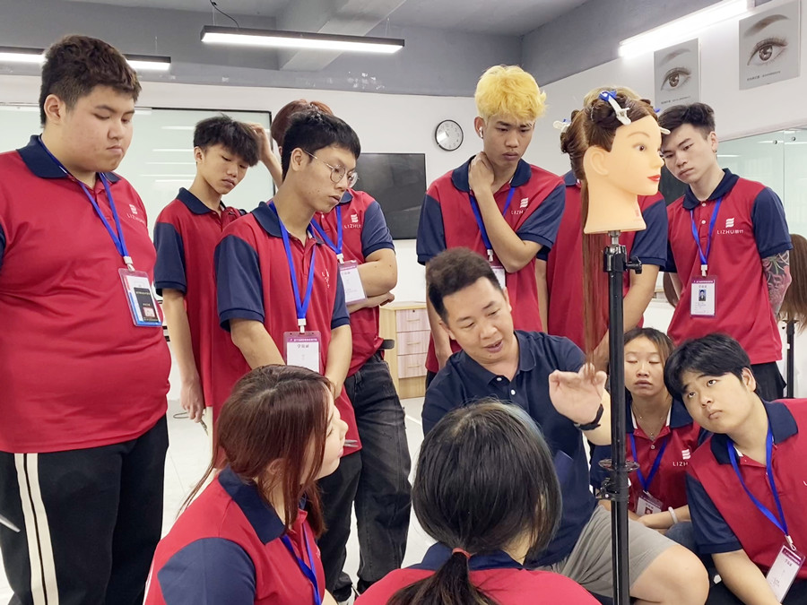 广西美发精剪培训：什么是专业的美发精剪
