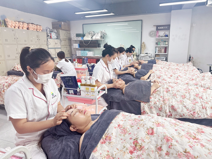 如何使用面霜进行面部按摩？南宁教面部按摩
