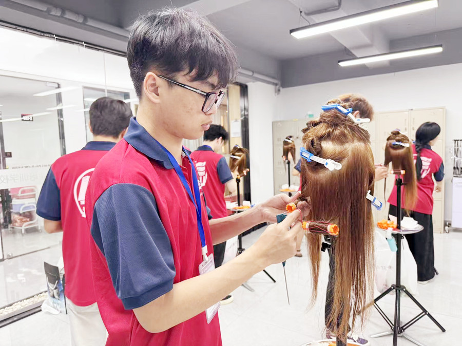 卷筒弄卷发的教程，南宁烫发造型学校课件
