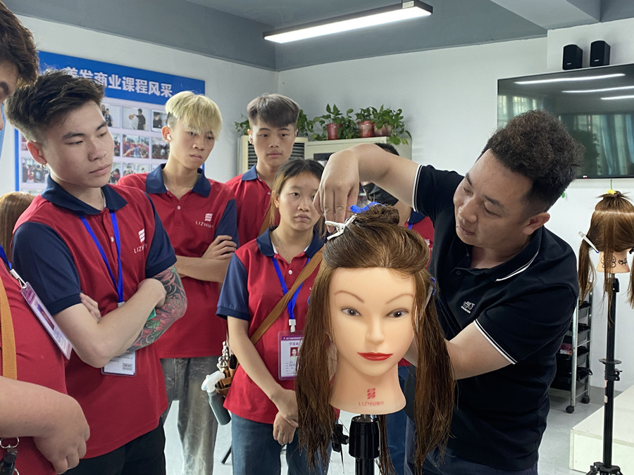 广西剪发女士：常见的女士发尾类型