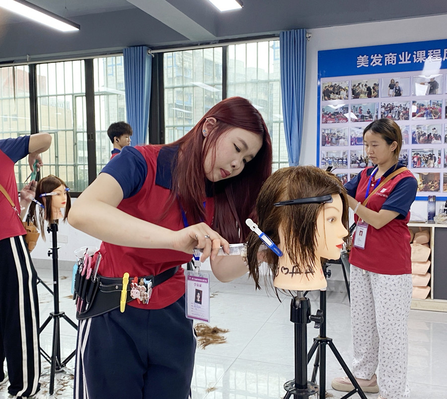 幼态脸选发型的关键，南宁剪发造型女士教学