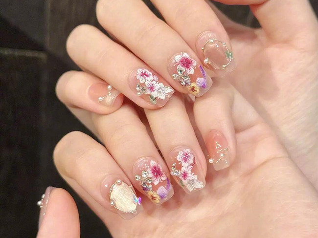南宁美甲深造：多巴胺花朵彩绘美甲