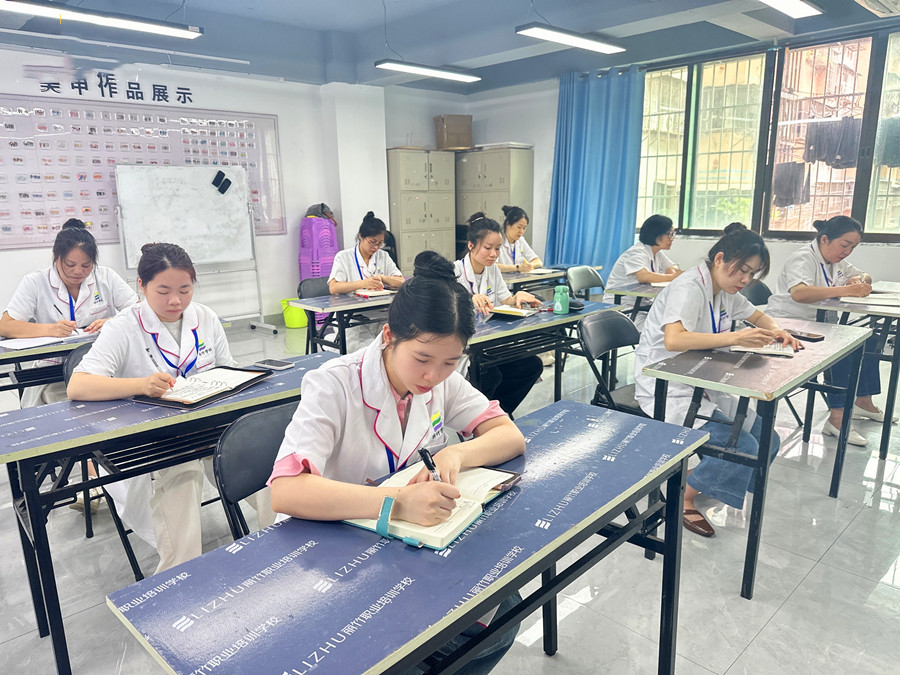南宁学美容去哪学？南宁美容培训哪里好？