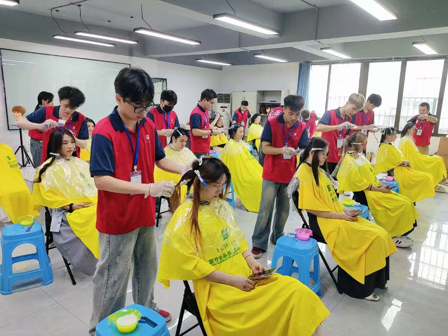 南宁烫染技师学校 | 南宁学染发