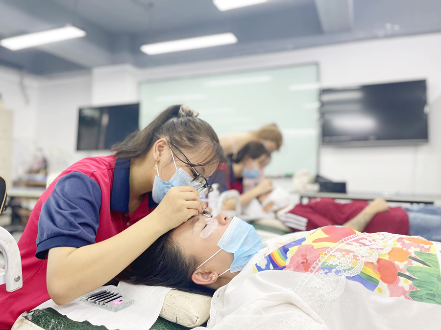 如何成为高价美睫师？南宁美睫学校排行分享技巧