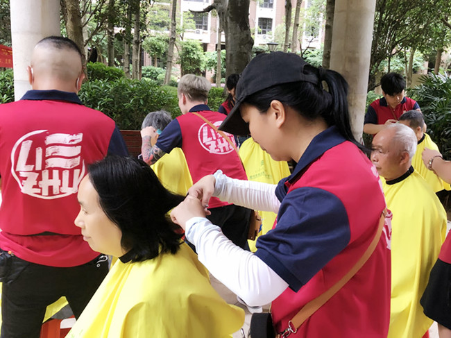 社区里的“便民理发店”开张了 | 广西美发社会实践报告
