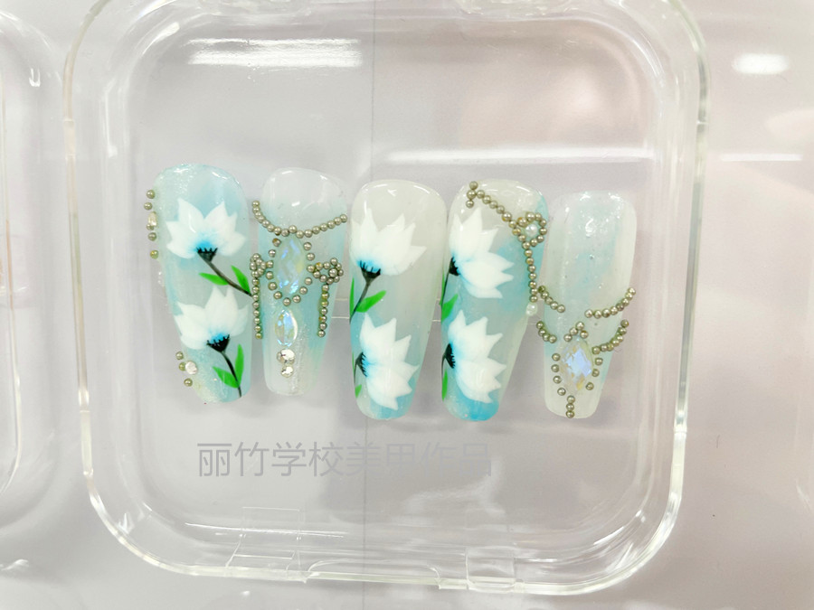 手绘花朵珠链美甲，南宁美甲进修深造