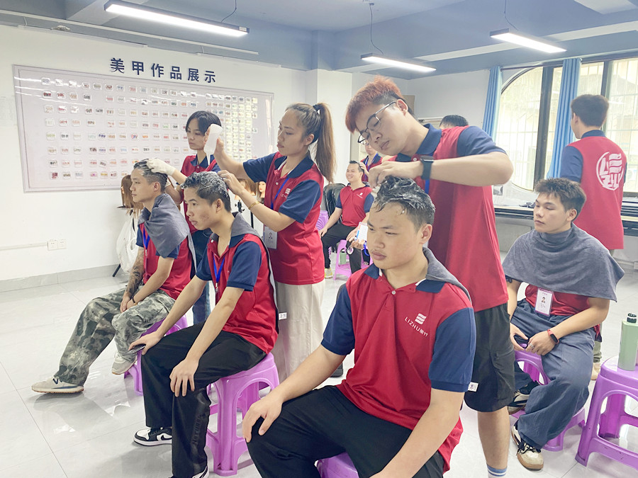 广西美发洗护培训学员真人操作练习