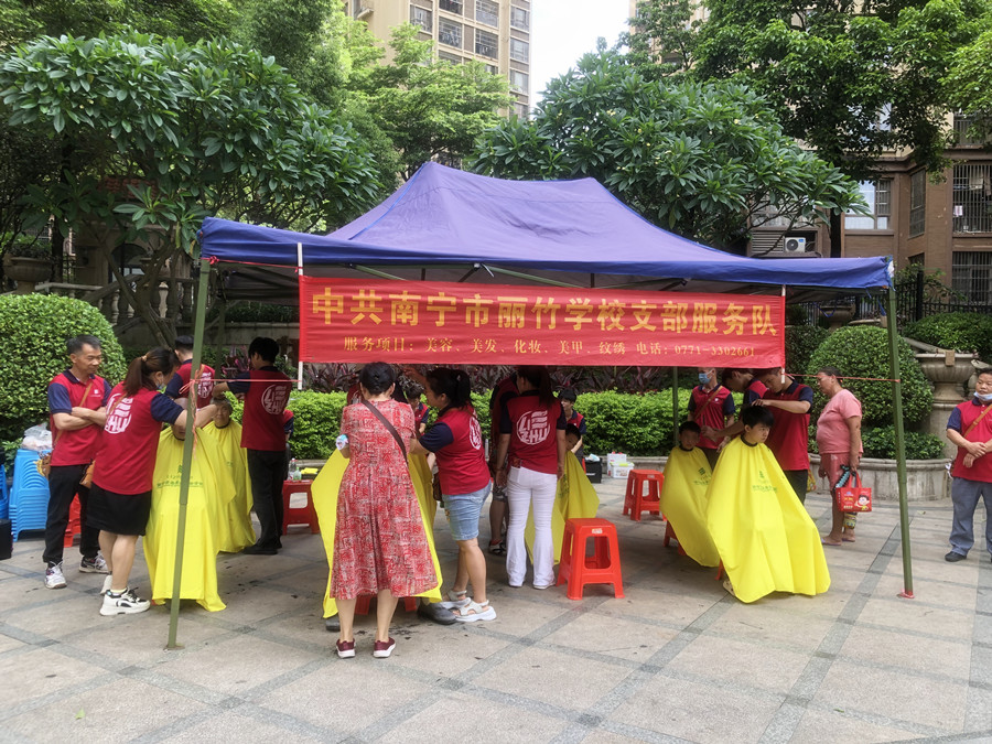 广西美发义剪活动，现场温馨欢乐