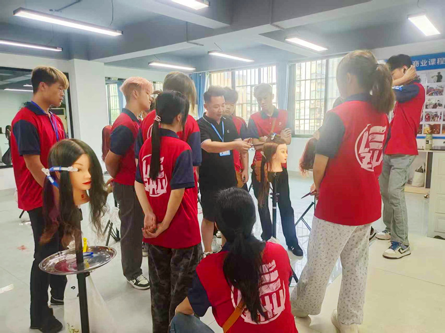 高层次锁骨发的特点，0基础学剪发