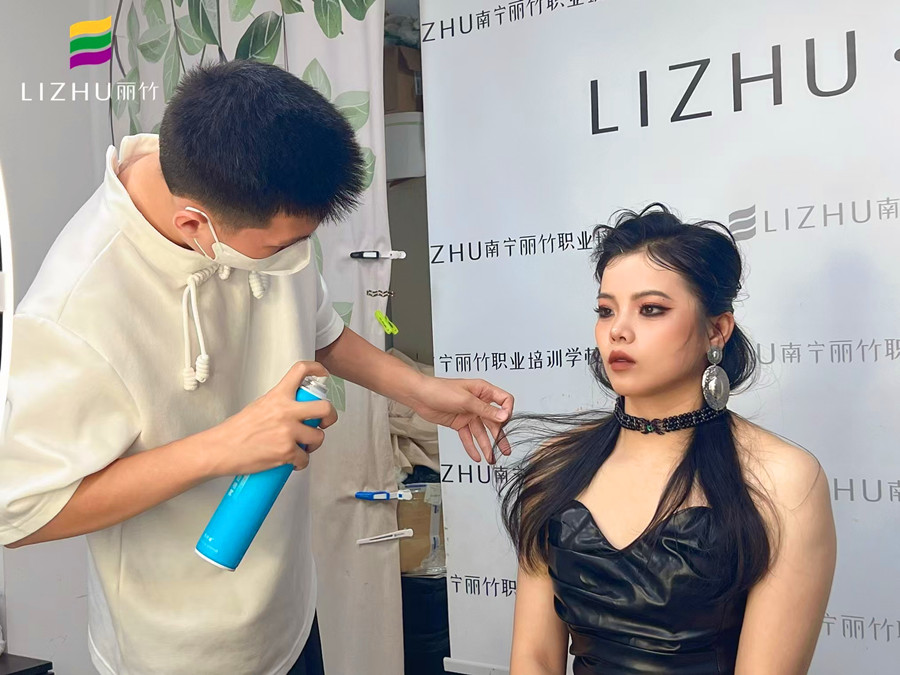 广西彩妆造型训练：湿发造型特点