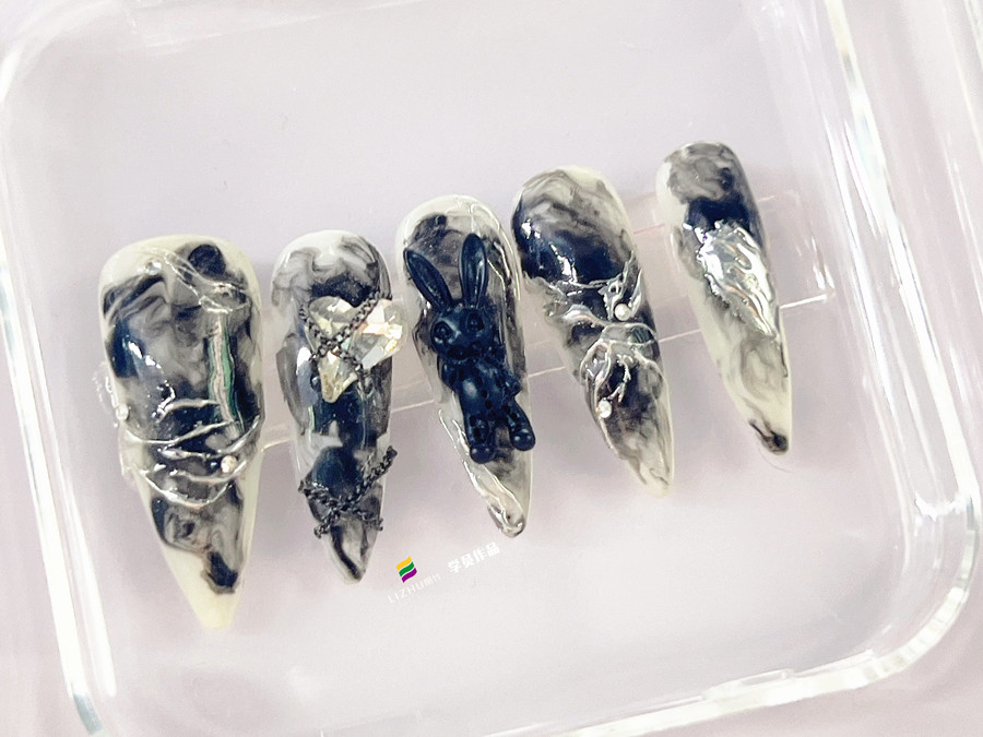 水墨晕染饰品美甲，南宁美甲店学徒必须款