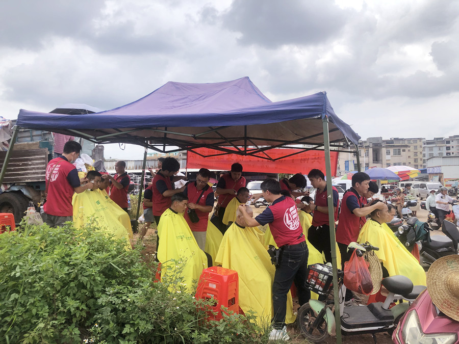 南宁美发男士精剪造型班外出义剪，大受欢迎