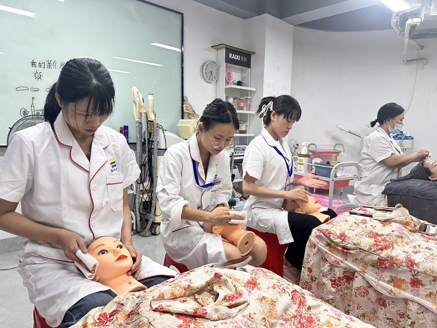 美容新手用假头模练习的好处，学美容0基础