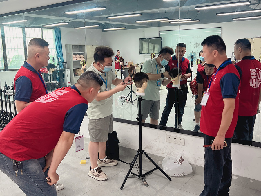 学美发0基础，广西美发专业学校手把手教学