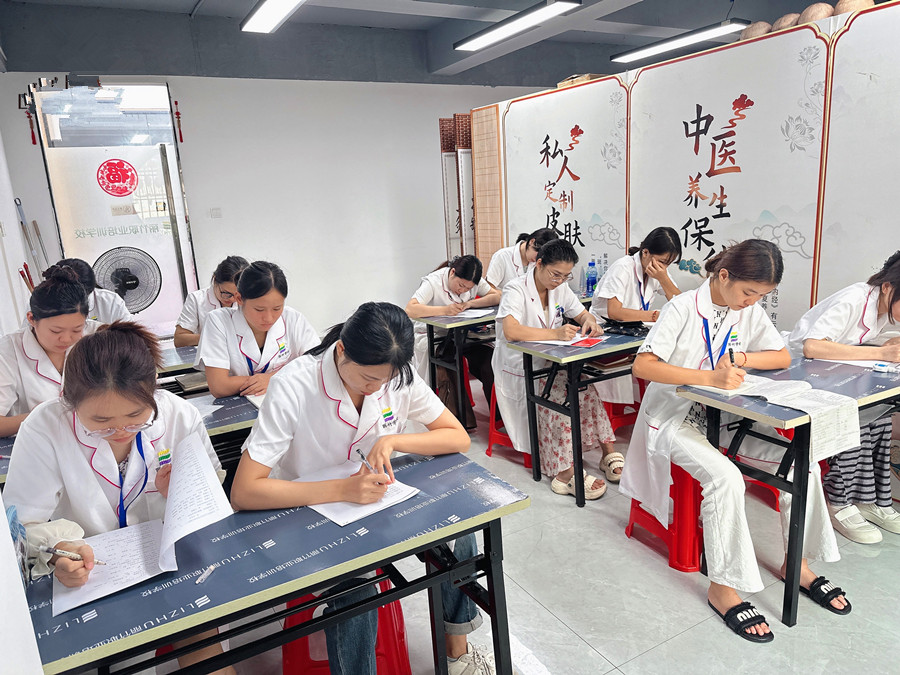 南宁美容课堂花絮：学习理论知识的美好时光