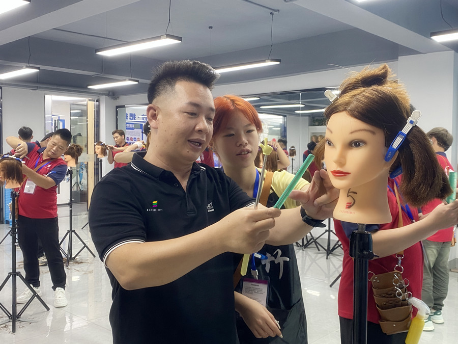 南宁美发女士精剪学员操作，南宁美发训练