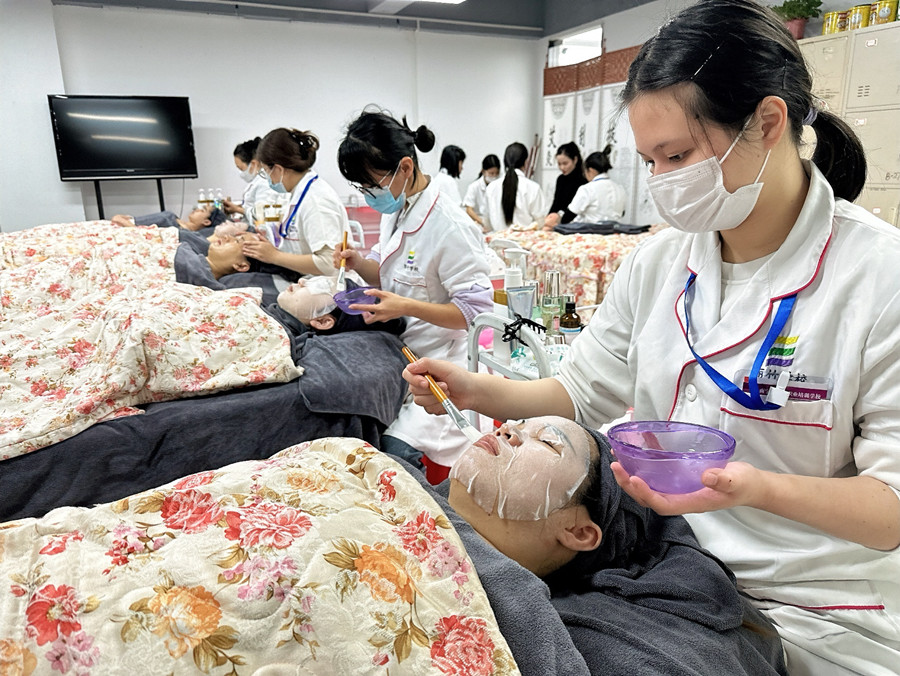 不同肤质敷面膜的频率,南宁护肤学校分享