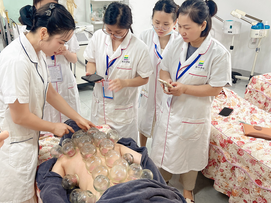 广西美容真人实操，解锁背部拔罐新技能