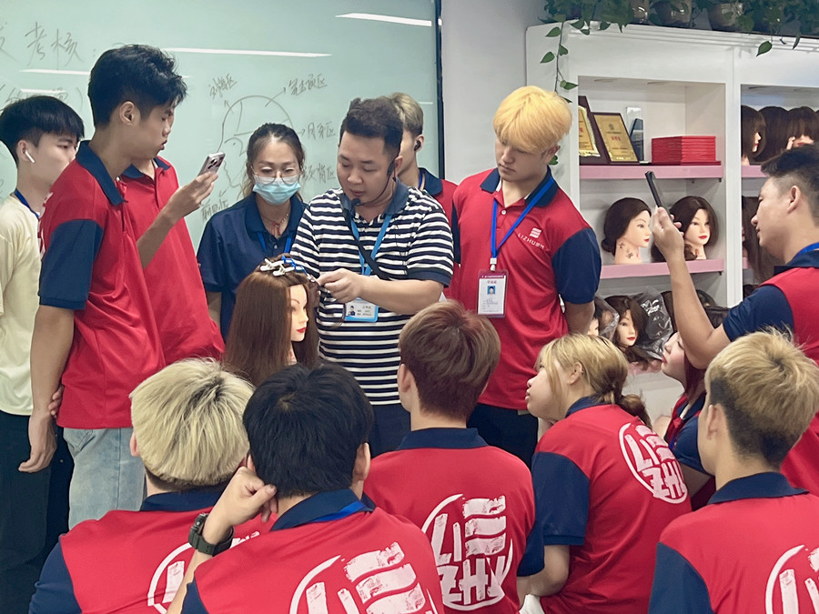 南宁美发女士精剪班老师手法示范花絮