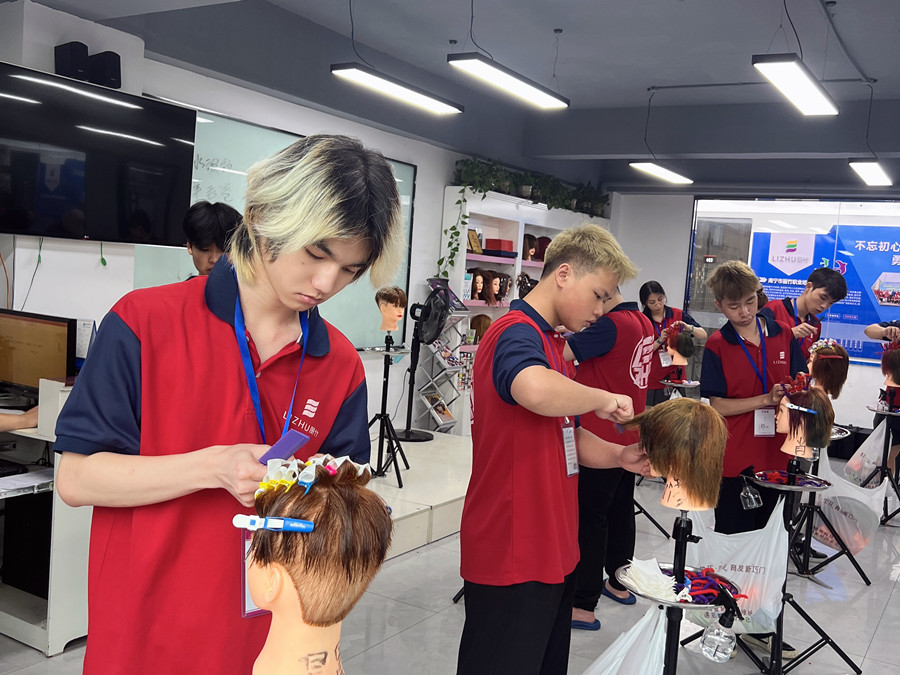 南宁学花式烫发课堂：定位烫