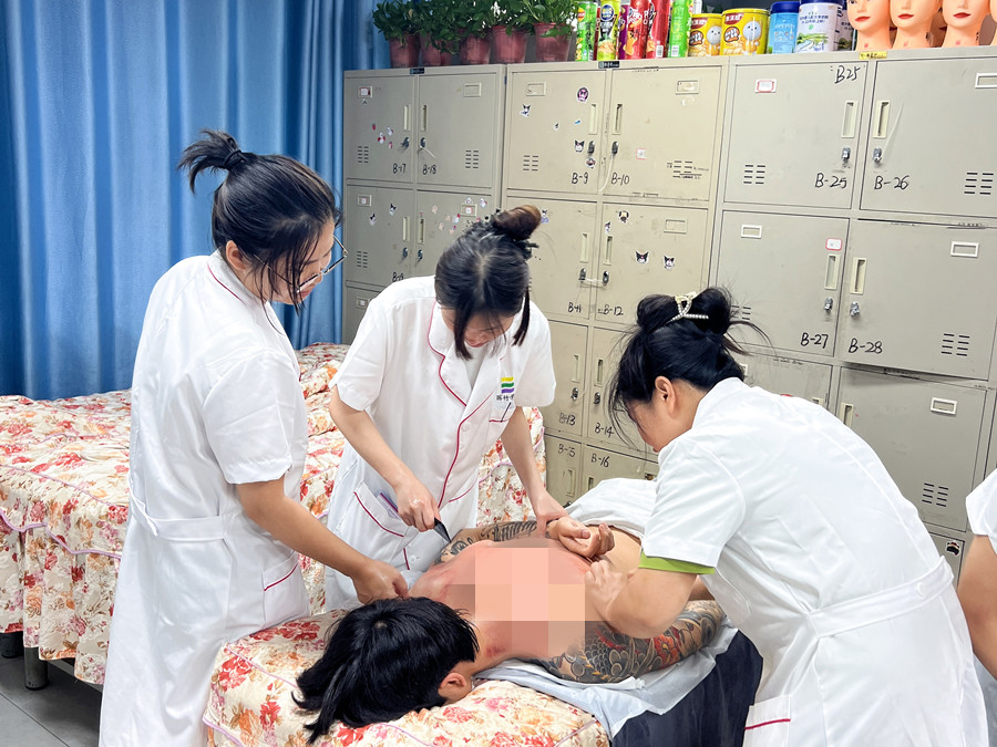 背部刮（sha）痧练习课堂，南宁健康管理美容