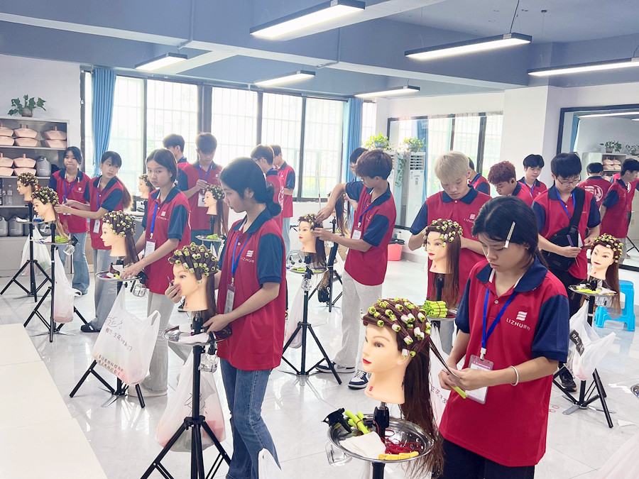 广西烫染技师班练习标准杠课堂花絮