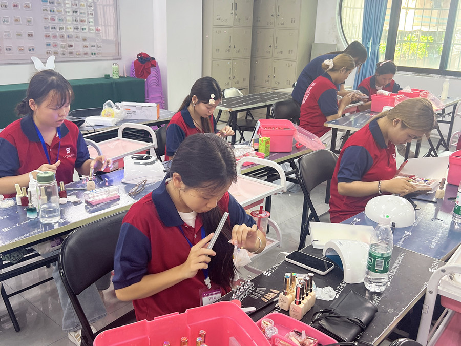 新手打磨甲片的技巧，南宁美甲训练