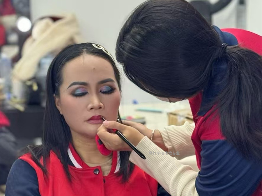 广西培训化妆师学校渐变眼影课堂练习