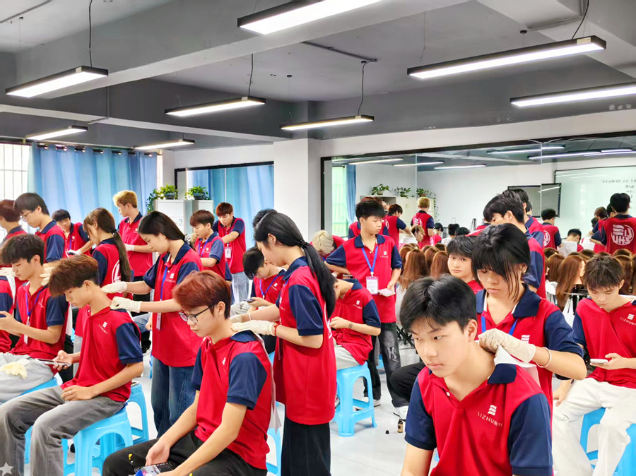 美发洗护精油按摩肩颈的好处，广西洗护专业学校讲解