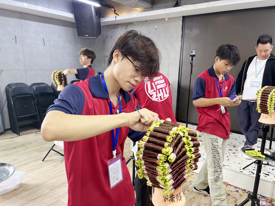 美发新手如何学上杠？南宁卷发培训